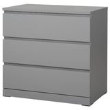 Eine graue MALM-Kommode mit drei Schubladen. Modernes und praktisches Design für Schlafzimmer.