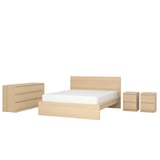 MALM Schlafzimmergarnitur: helles Eichenbett, Truhe, zwei Nachttische. Modernes, geradliniges Design.
