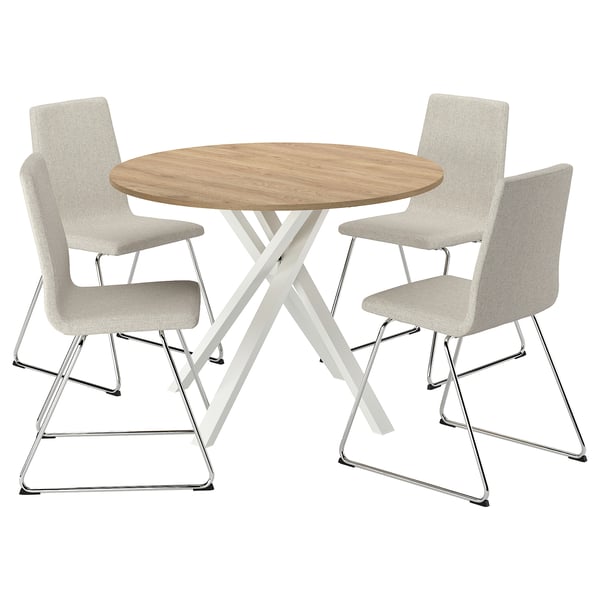 Die Esszimmergarnitur MARIEDAMM mit einem runden Tisch aus hellem Holz und vier grauen Stoffstühlen.