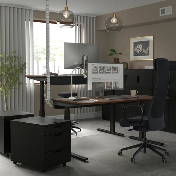 Homeoffice mit ergonomischem Stuhl, Schreibtisch, zwei Monitoren, Beleuchtung, Pflanze und Kunst.