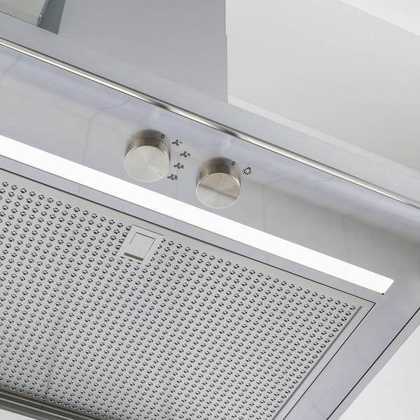 Dunstabzugshaube aus Edelstahl mit Knöpfen und Licht.