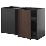 Ein dunkelgrauer IKEA METOD Kücheneckschrank mit einer dunkelbraunen Holzfurniertür. Die Tür ist offen und gibt den Blick auf ein ausziehbares Regal im Inneren frei.