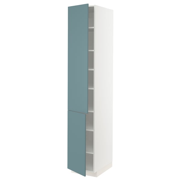 Ein weißer METOD-Küchenschrank mit blauen havstorp-Türen in modernem, schlankem Design und verstellbaren Regalen.