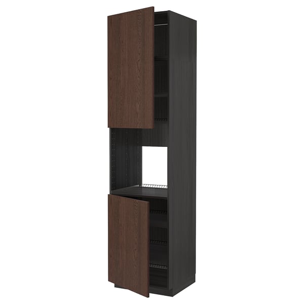 Brauner METOD-Küchenschrank mit Details aus dunklem Holz und Metall.