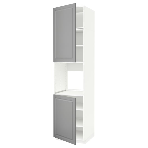 Ein weißer METOD-Küchenschrank mit grauen Bodbyn-Türen in traditionellem Design mit abgeschrägten Kanten und verstellbaren Regalen.
