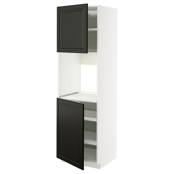 Schwarz-weißer Küchenschrank mit Regalen.