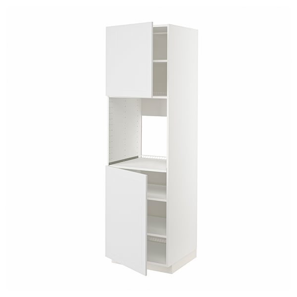 Ein weißer IKEA METOD Küchenschrank mit einer offenen Tür, die verstellbare Regale freigibt.
