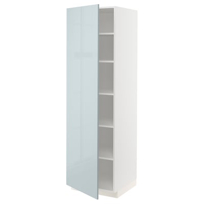 Ein hoher, weißer Hochschrank mit hellblauer, glänzender Tür, Teil des IKEA METOD Küchensystems. Es hat verstellbare Regale im Inneren.