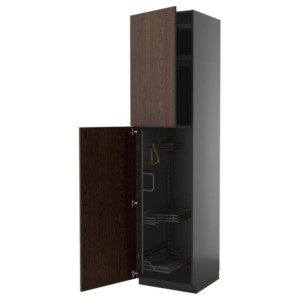 Moderner hoher dunkelbrauner Holzschrank mit ausziehbaren Regalen, schlankem Design und Metallbeschlägen.