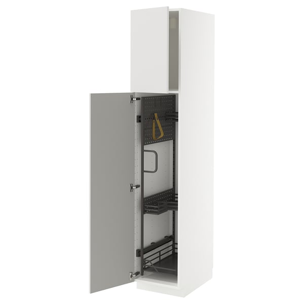 Ein weißer METOD-Hochschrank mit grauer Ringhult-Tür, der seinen organisierten Innenraum und sein modernes Design zur Geltung bringt.