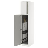 Ein weißer METOD-Hochschrank mit grauer Ringhult-Tür, der seinen organisierten Innenraum und sein modernes Design zur Geltung bringt.