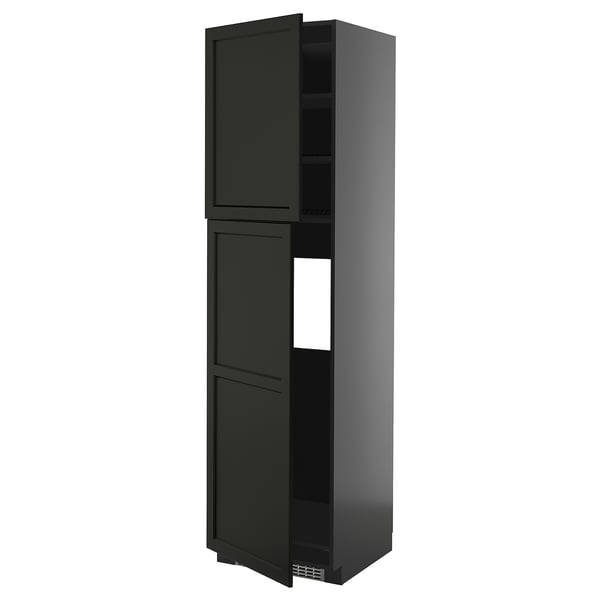 Ein hoher schwarzer Küchenschrank mit einem schlanken, modernen Design. Es verfügt über verstellbare Regale und einen belüfteten Sockel aus Edelstahl.