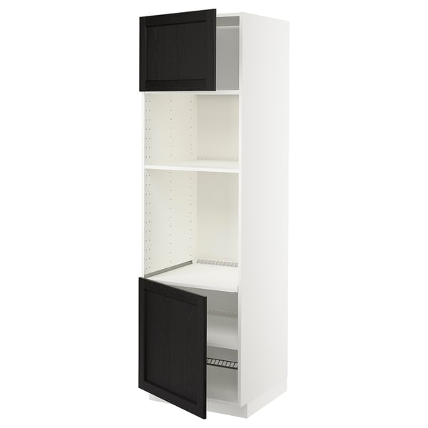 Ein weißer METOD-Küchenschrank mit schwarz gebeizten Holztüren. Es verfügt über zwei zu öffnende Türen und drei verstellbare Regale.