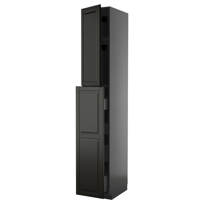 Schwarzer, glänzender Küchenschrank, hoch und schmal mit Doppeltüren und einem schlanken, modernen Design.