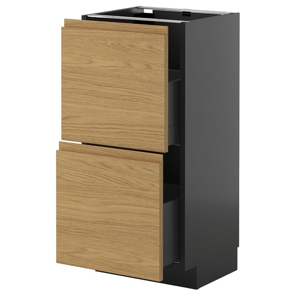 Moderne Küchenzeile, schwarzer Sockel, Holzschubladen, Eichenfinish, zwei Schubladen, minimalistisches Design.