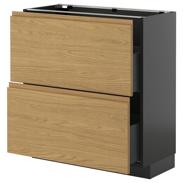 Gezeigt wird ein moderner Küchenschrank aus der IKEA METOD Serie mit eichenfarbenen Voxtorp-Fronten und einem minimalistischen Design.