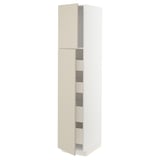 Ein beigefarbener METOD-Küchenschrank mit minimalistischem Design und glatten Oberflächen.