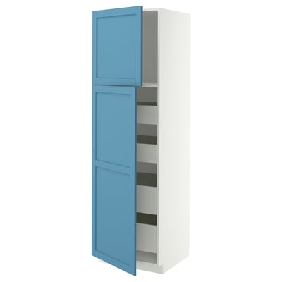 Ein blauer METOD-Schrank mit zwei Türen, die sich öffnen lassen und im Inneren verstellbare Regale freigeben. Der Schrank ist weiß und steht aufrecht.