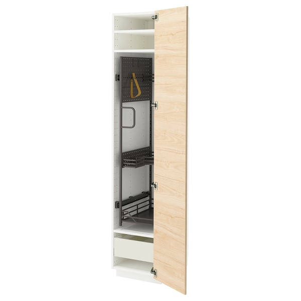 Ein heller aschfarbener Küchenschrank aus der IKEAS METOD-Serie mit verstellbarem Regal und ausziehbarer Schublade mit langsamem Einzug.