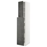 Moderne, hohe graue Schränke, elegantes Industriedesign mit metallischen Akzenten.