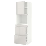 Eine weiße METOD-Küchenzeile mit glänzenden Türen und Regalen. Es verfügt über zwei Schubladen und einen Schrank mit einer zu öffnenden oberen Tür. Das Design ist schlank und modern.