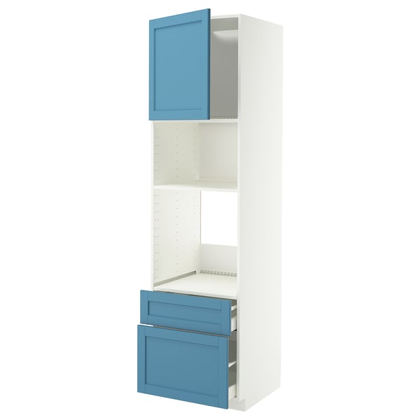 Eine weiße METOD-Küchenzeile mit blauen Türen und Schubladen. Es besteht aus einem Hochschrank und einer ausziehbaren Schublade, die für die Aufbewahrung in der Küche konzipiert ist.