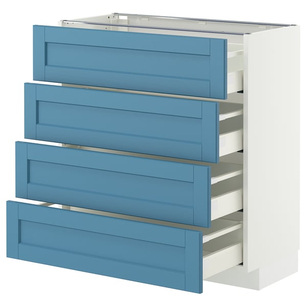 Ein weißer IKEA METOD Schrank mit vier hellblauen Schubladen. Der Schrank hat ein minimalistisches Design mit leichtgängigen Schubladen.