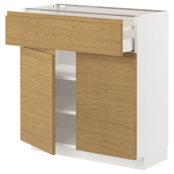 Ein moderner Küchenschrank namens METOD, mit weißem und hellem Holzdesign mit Türen im minimalistischen Stil und integrierten Griffen.