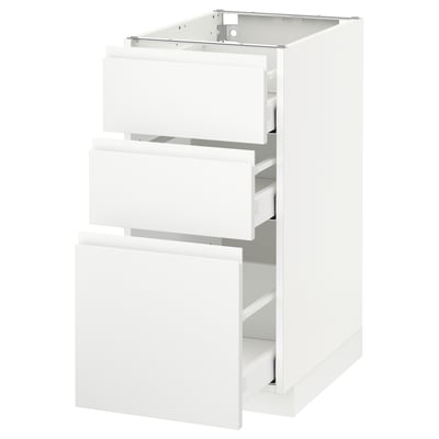 Weißer METOD-Küchenzeile mit drei offenen Schubladen, modernes, minimalistisches Design.