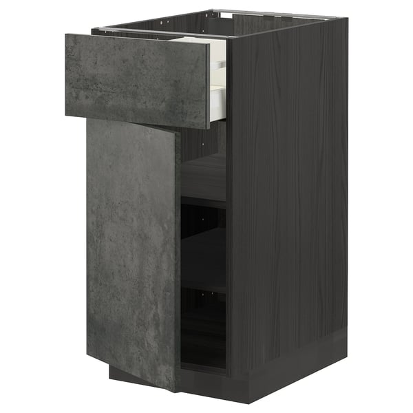 Moderne schwarze Küchenzeile mit grauer Betonschublade und Holzseiten mit verstellbaren Regalen.