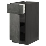 Moderne schwarze Küchenzeile mit grauer Betonschublade und Holzseiten mit verstellbaren Regalen.