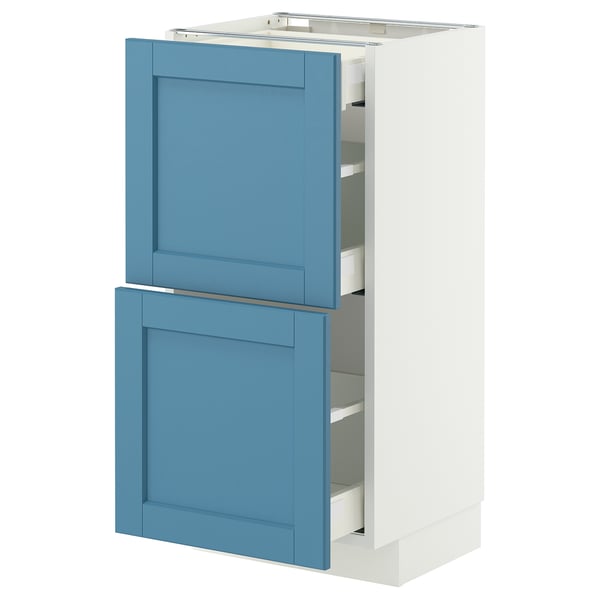 Blau-weißer Küchenschrank mit zwei offenen Schubladen aus Holz und Metall, rechteckige Form.