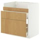 Ein METOD-Schrank aus weißer und heller Eiche mit Schubladen und Regalen. Es ist eine Küchenzeile mit einem schlanken, modernen Design.