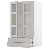 Ein weißer METOD-Küchenschrank mit Glastüren und Schubladen. Er verfügt über ein modernes Design mit verstellbaren Einlegeböden und leichtgängigen Schubladen.