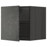 Ein dunkelgrauer IKEA METOD Küchenschrank mit Betonoberfläche und zwei verstellbaren Regalen.