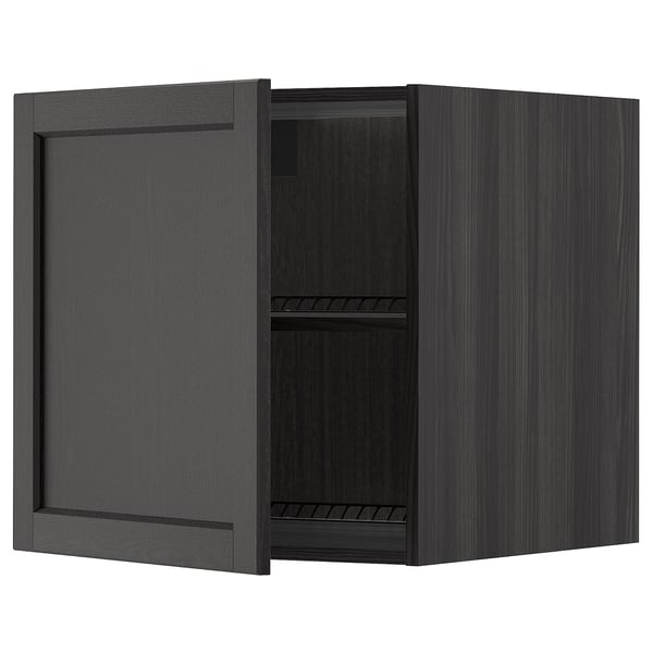 Ein offener Küchenschrank aus schwarzem Holz mit Regalen.