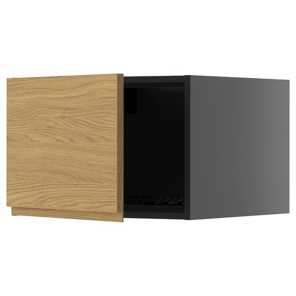 Moderner Küchenschrank mit Tür aus Eichenholz, dunkles Interieur.