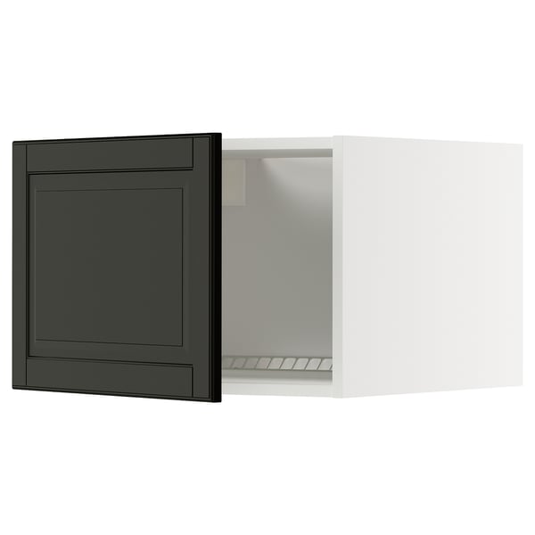 Moderner schwarz-weißer Küchenschrank mit dunkler Tür, schlankes Design.