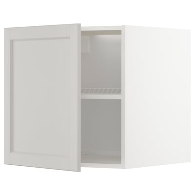 Weißer Küchenschrank, modernes Design, quadratische Form, einzelne Tür offen, hellgraues Interieur, verstellbares Regal, abgeschrägte Kanten.