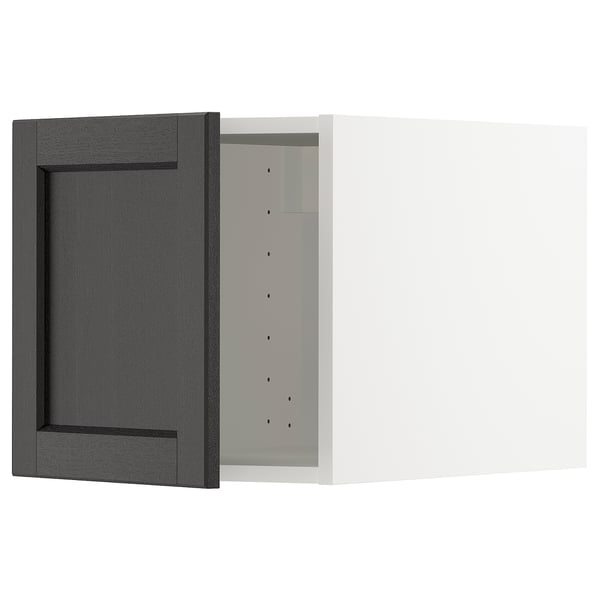 Küchenschrank aus schwarzem Holz mit abgeschrägten Kanten, offen mit Innenregalen. Dunkle Farbe, rechteckige Form, klassisches Design.