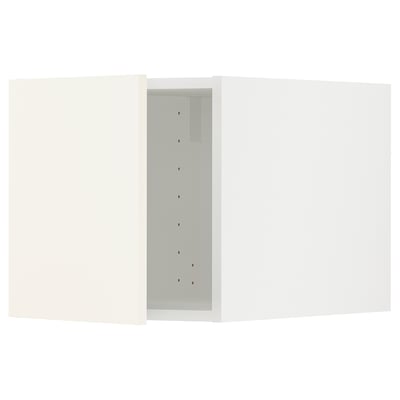 Weißer METOD-Kochschrank mit Vallstena-Türen mit schlankem Design und modernen Beschlägen.