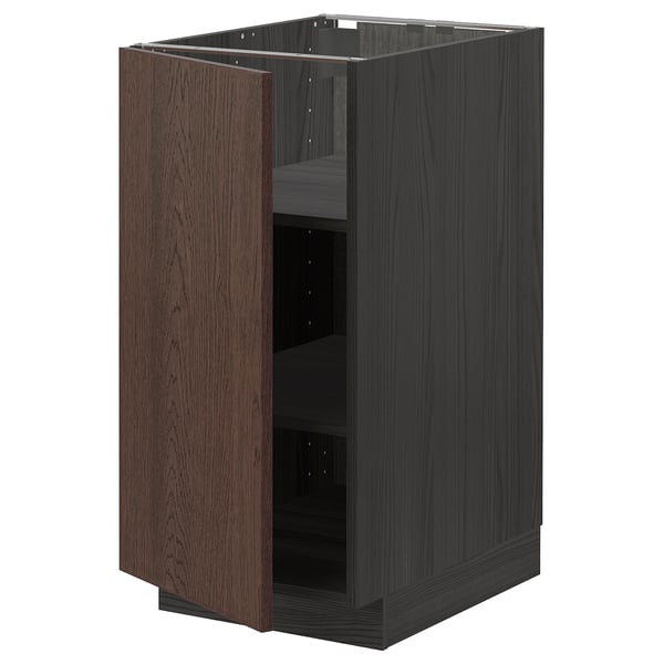 Ein dunkelbrauner IKEA METOD Küchenschrank mit Holzmaserung. Er hat eine offene Tür, die den Blick auf verstellbare Regale im Inneren freigibt.