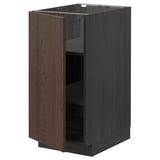 Ein dunkelbrauner IKEA METOD Küchenschrank mit Holzmaserung. Er hat eine offene Tür, die den Blick auf verstellbare Regale im Inneren freigibt.