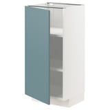 Ein METOD-Küchenschrank mit weißem Sockel und türkisfarbener Tür mit modernem und schlankem Design.
