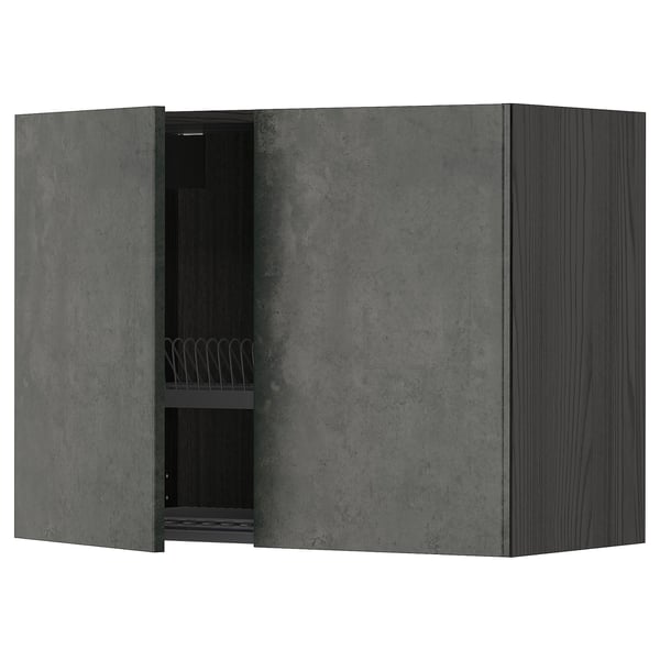 Zeigt einen dunkelgrauen Wandschrank in Betonoptik aus dem METOD-Küchensystem mit einer einzigen offenen Tür, die den Blick auf die internen Ablagefächer freigibt.