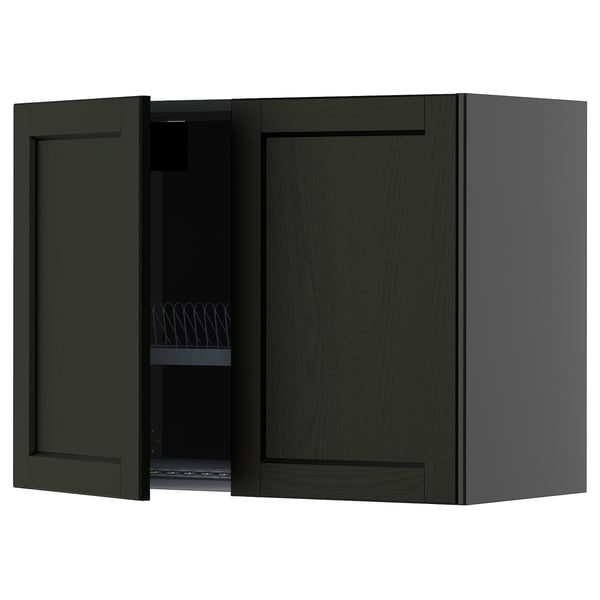 Ein dunkelgrüner METOD-Küchen-Wandschrank mit einer offenen Tür, die den Blick auf eine Geschirrabtropffläche aus Draht freigibt.