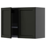 Ein dunkelgrüner METOD-Küchen-Wandschrank mit einer offenen Tür, die den Blick auf eine Geschirrabtropffläche aus Draht freigibt.