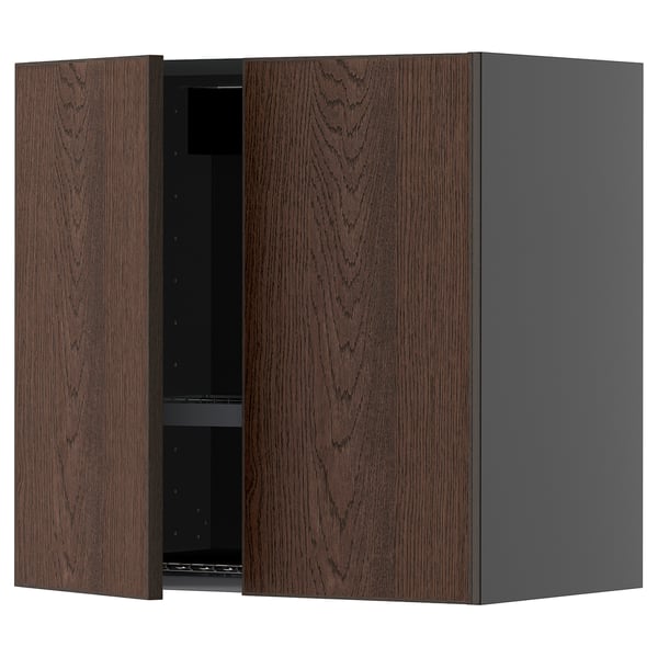 Dunkelbrauner Küchen-Wandschrank mit Holzmaserung und offener Tür.