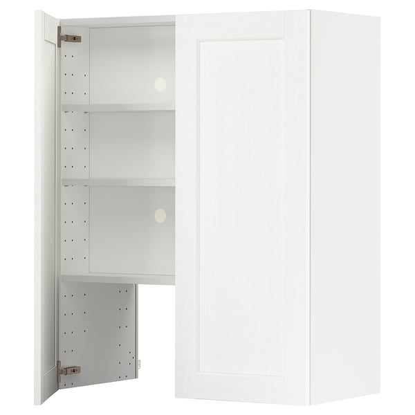 Ein weißer METOD-Küchenschrank mit offenen Türen, die im Inneren verstellbare Regale freigeben.