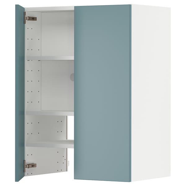 Ein blauer ikea METOD Küchenschrank. Er ist rechteckig und verfügt über zwei Türen, von denen eine offen ist, und gibt den Blick auf zwei verstellbare Regale im Inneren frei. Der Rahmen ist weiß.